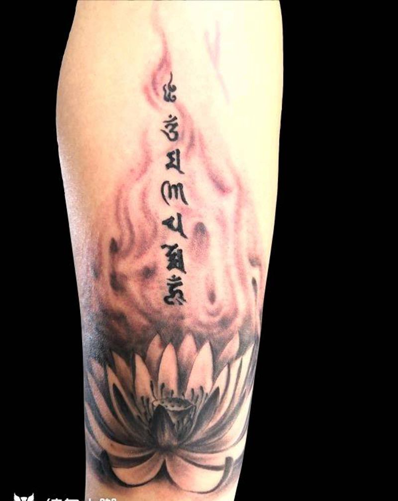 荷花六字真言纹身图片_手臂新传统纹身图案