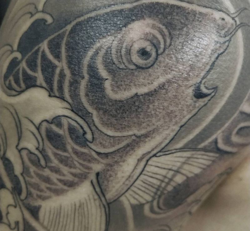 大臂鲤鱼纹身图片_手部手臂新传统纹身图案