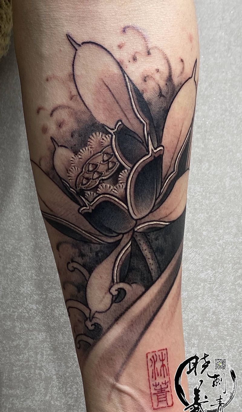 出水芙蓉纹身图片_手部新传统纹身图案