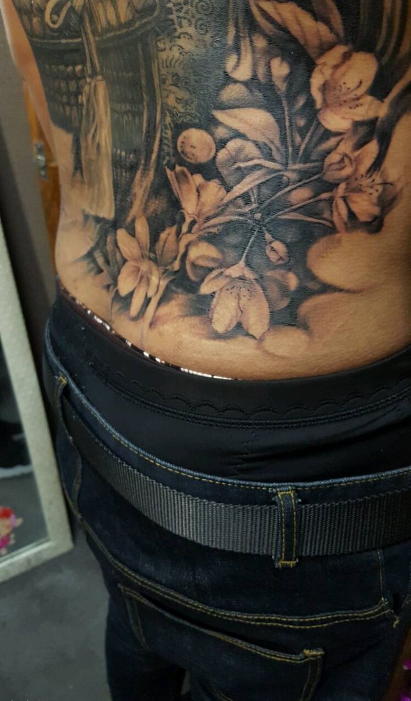 名字没想好纹身图片_背部欧美写实人物原创成品纹身图案