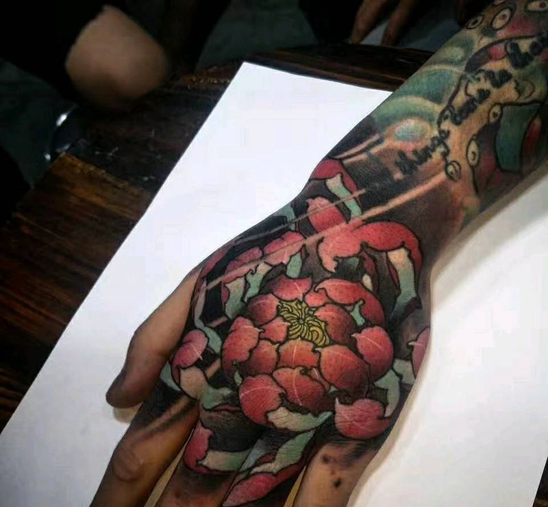 手背菊花纹身图片