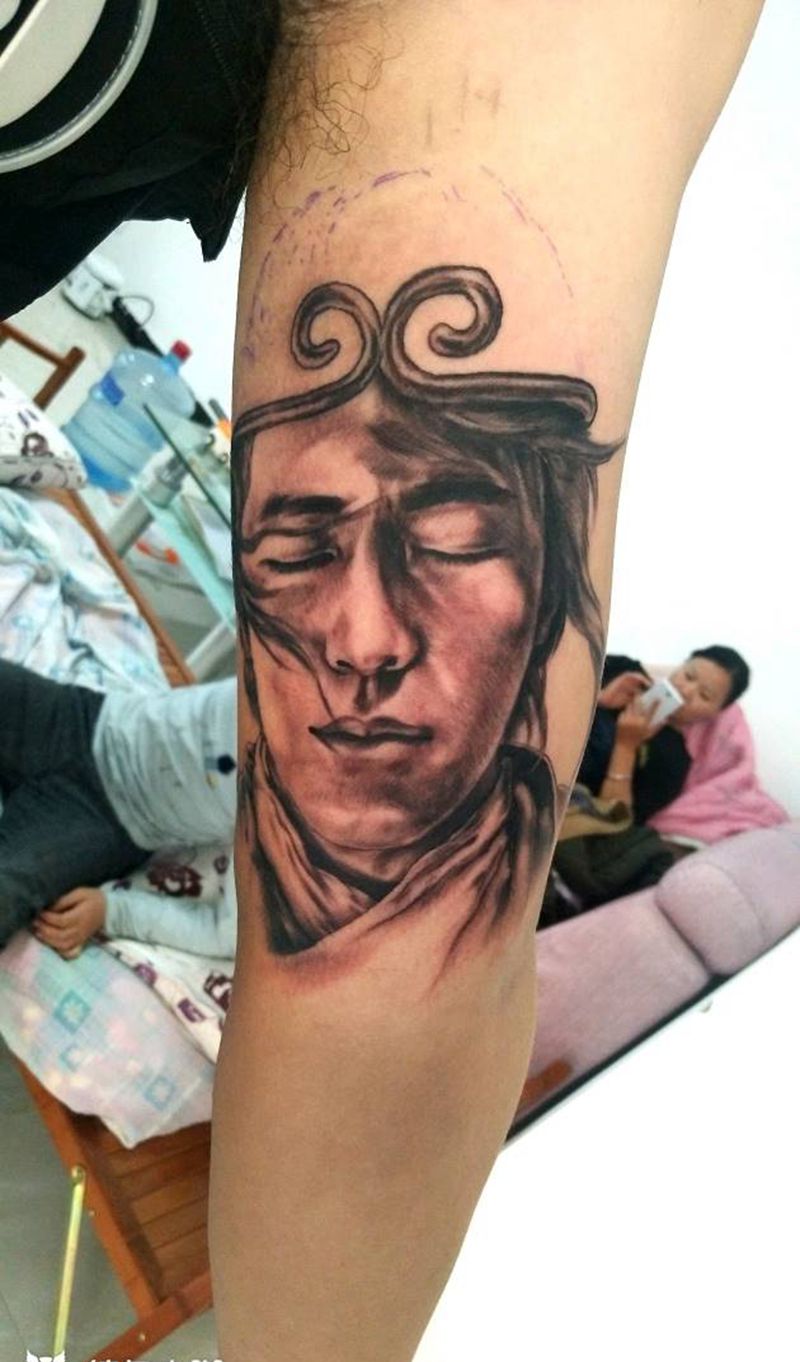 至尊宝纹身图片_手臂肖像人物纹身图案