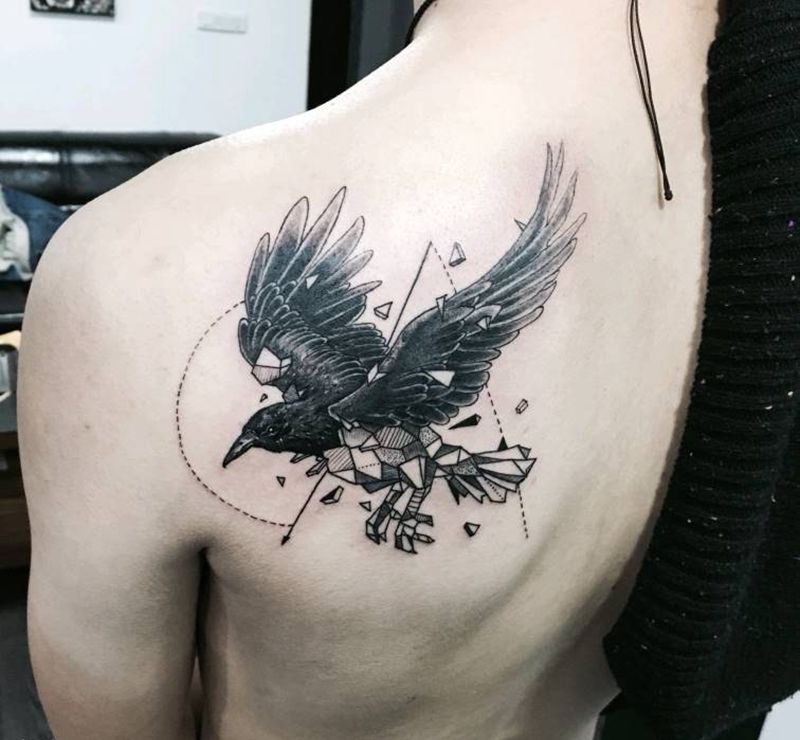 几何乌鸦纹身图片_肩部欧美清新几何乌鸦成品纹身图案