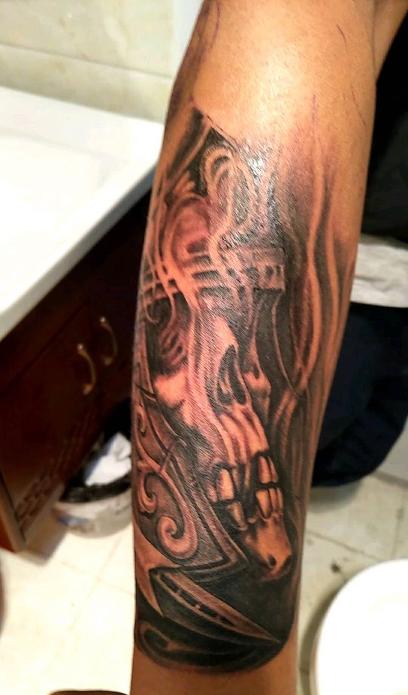 骷髅头盔纹身图片