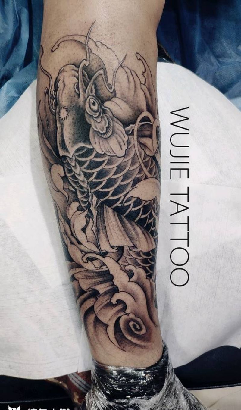 鲤鱼纹身图片_腿部新传统小腿黑灰鲤鱼纹身图案