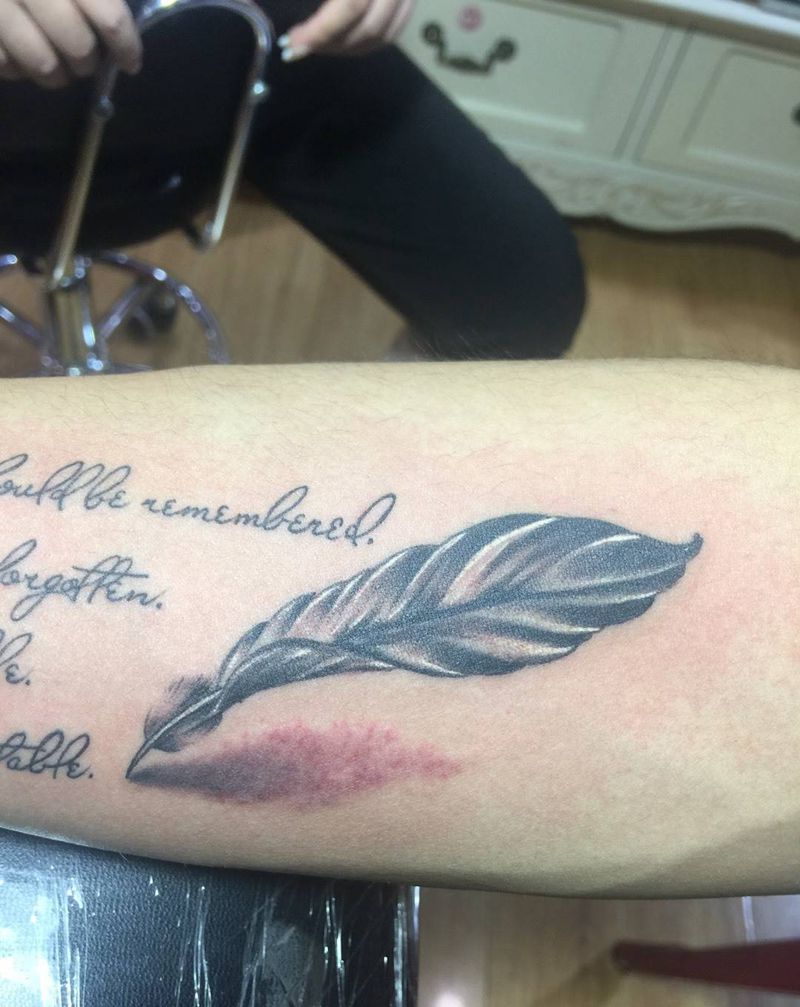 字母羽毛纹身图片