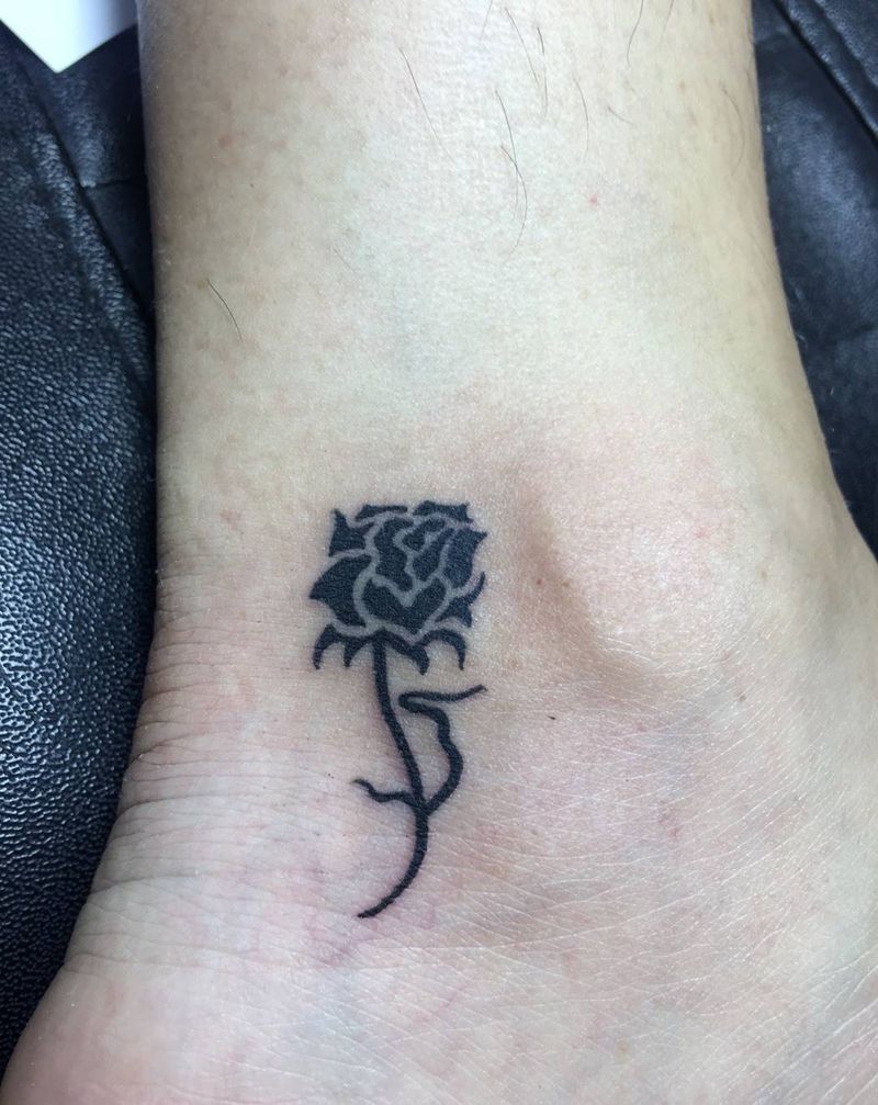 图腾玫瑰花纹身图片