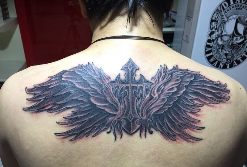 十字架翅膀纹身图片