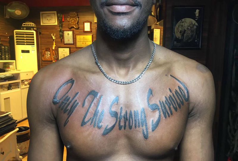 字母纹身图片_胸部纹身图案