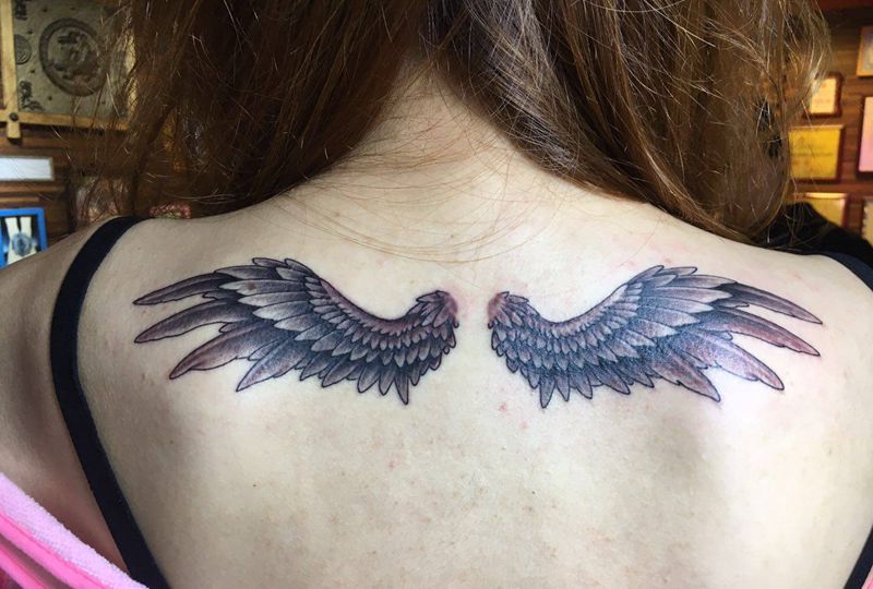 翅膀纹身图片_颈部纹身图案