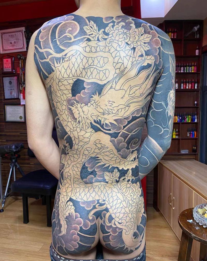 后背龙纹身图片_背部纹身图案