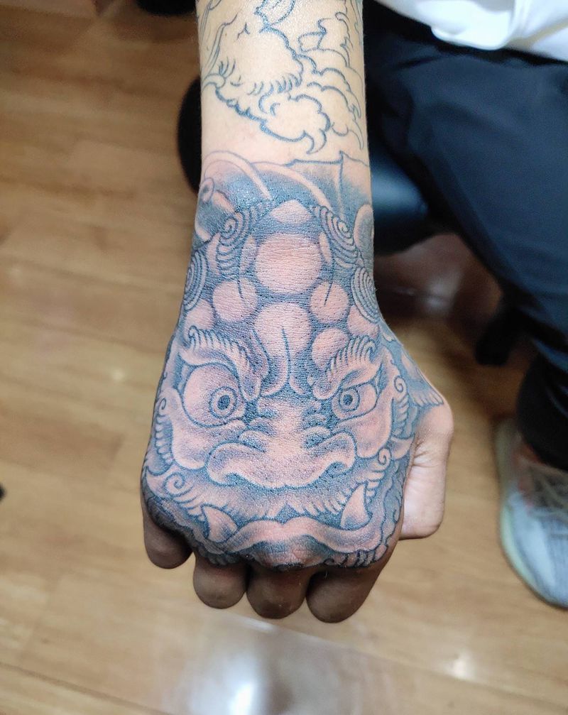 唐狮纹身图片_手部纹身图案