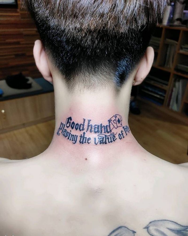 字母纹身图片_颈部纹身图案