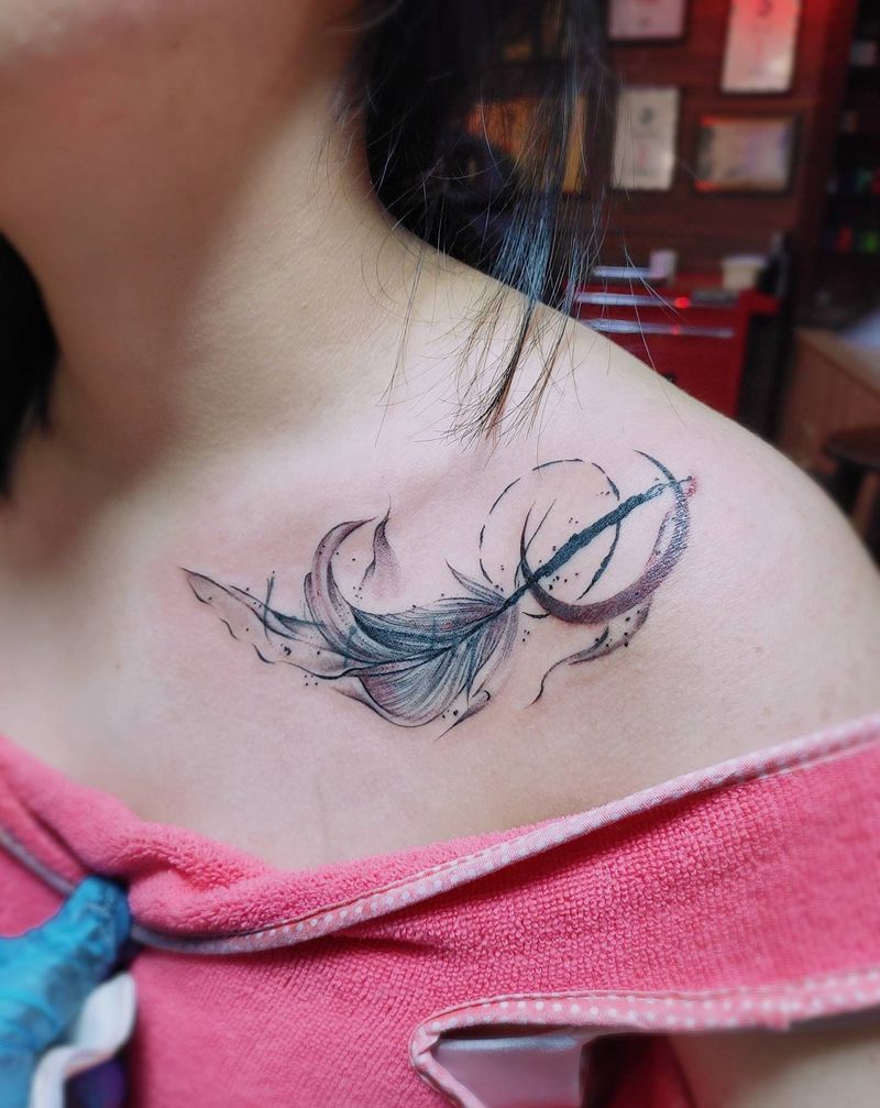 羽毛纹身图片_胸部纹身图案