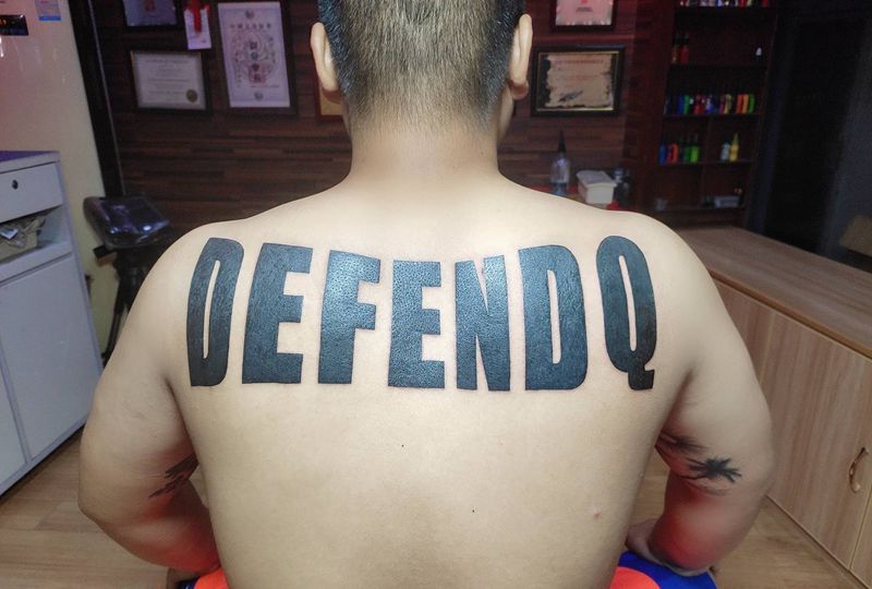 字母纹身图片_背部纹身图案