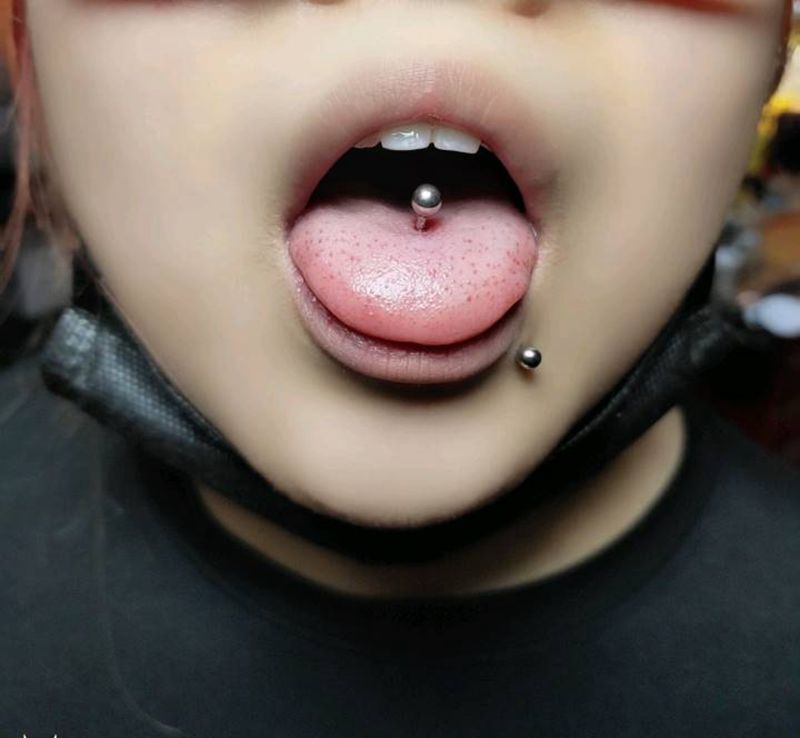 钉纹身图片_颈部纹身图案