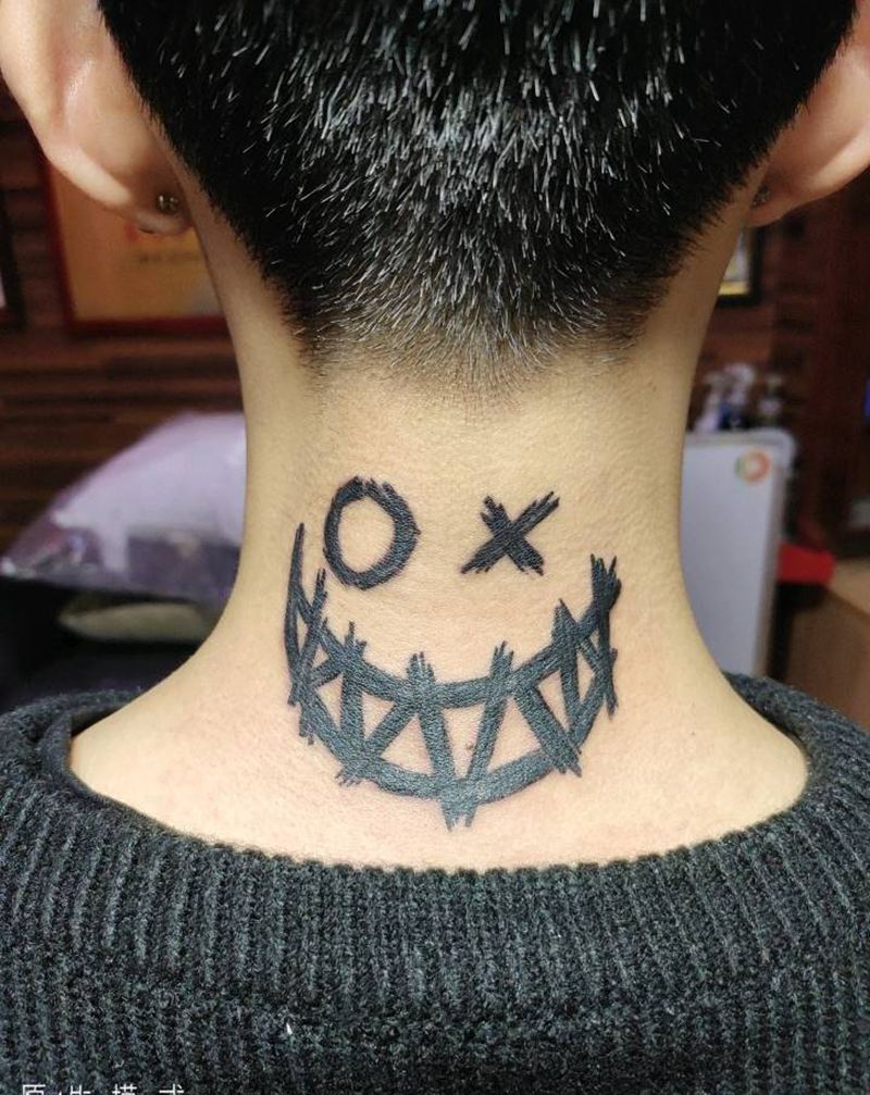笑脸纹身图片_颈部纹身图案