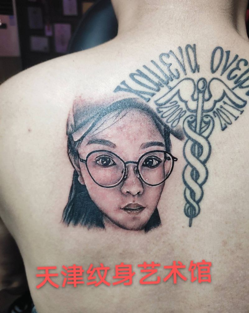 肖像纹身图片_背部纹身图案