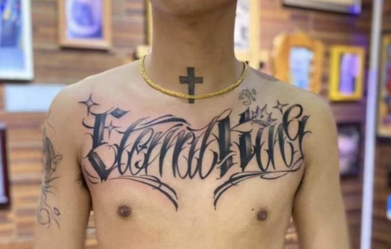 花胸纹身图片_胸部纹身图案