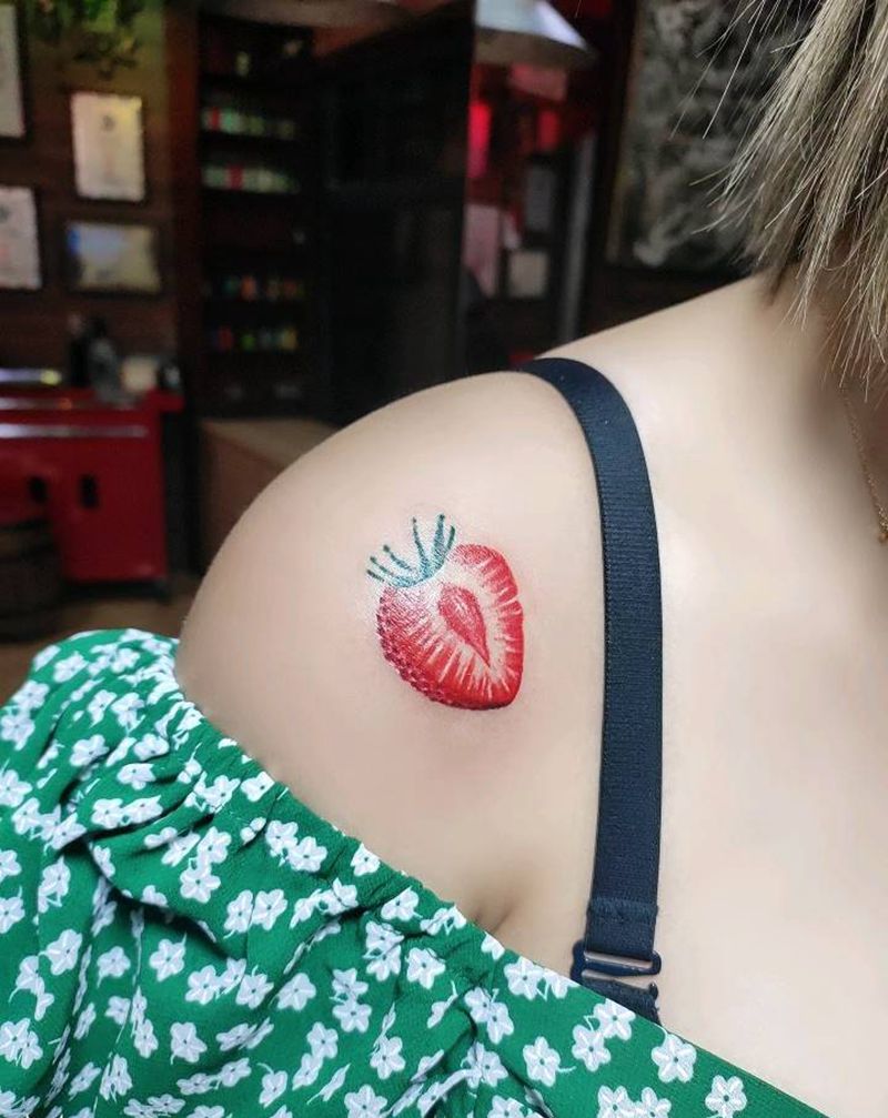 草莓纹身图片_肩部纹身图案