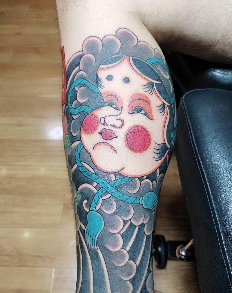 大脸娃娃纹身图片_腿部纹身图案