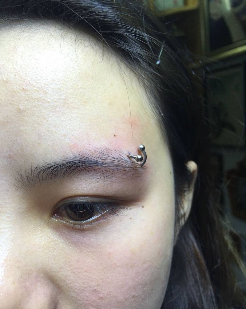眉钉纹身图片