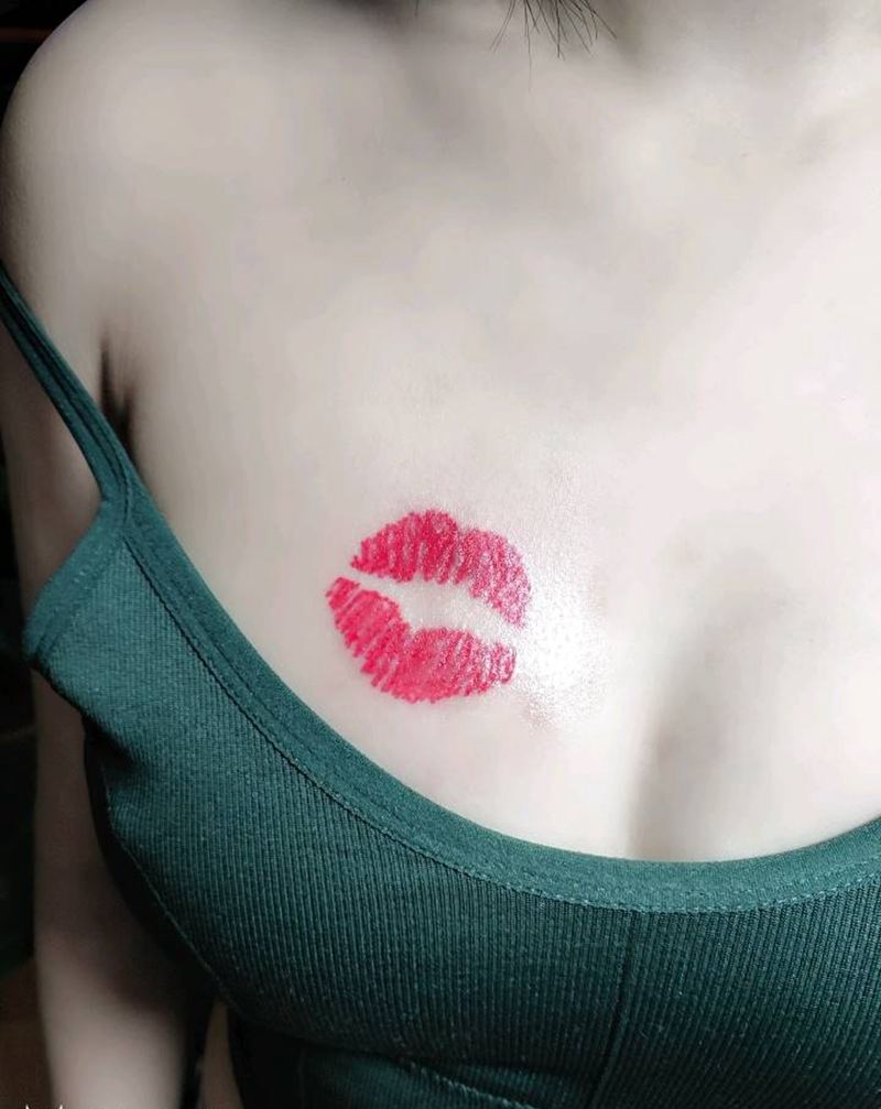 唇纹身图片_胸部纹身图案