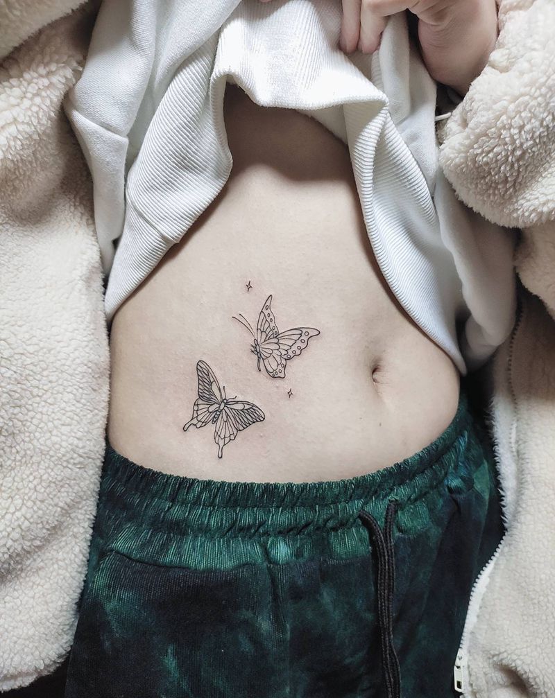 蝴蝶纹身图片_腹部纹身图案