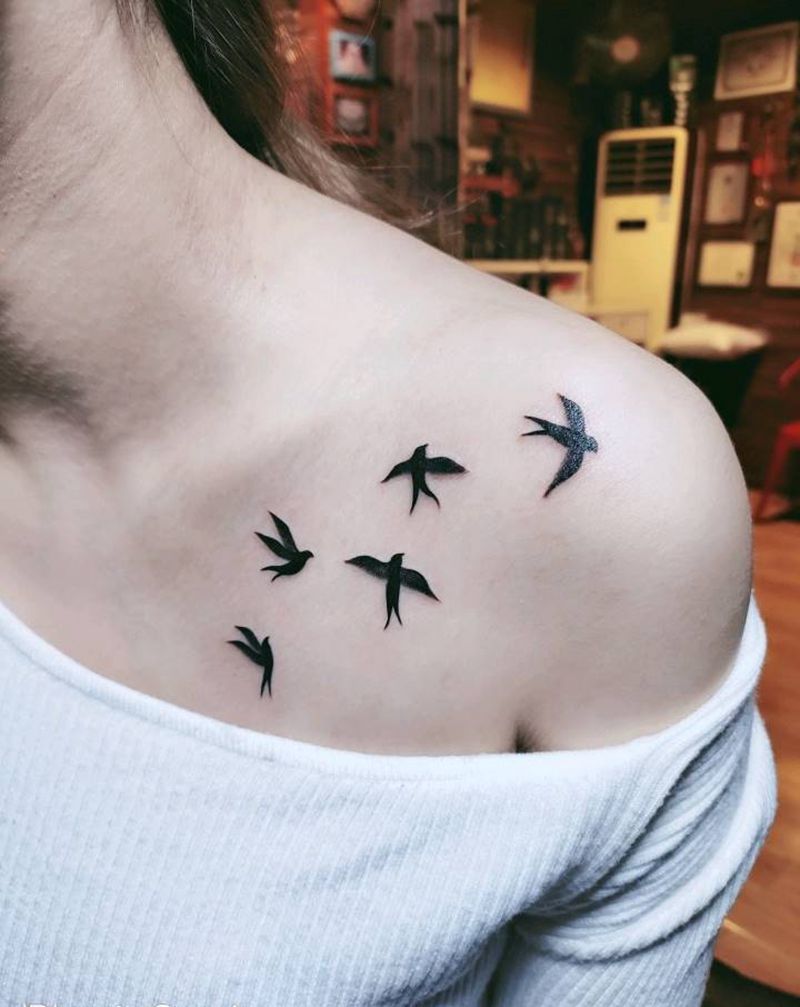 燕子纹身图片_肩部纹身图案