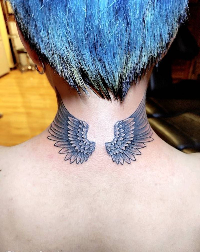 翅膀纹身图片_颈部纹身图案