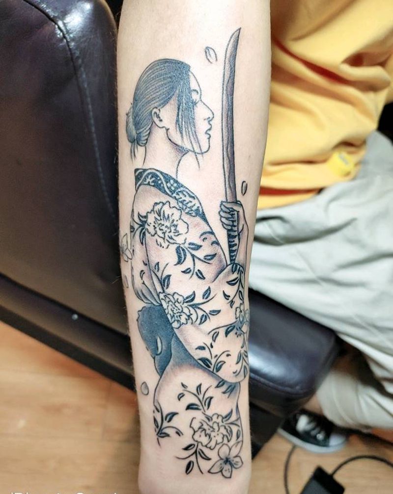 美女纹身图片_肩部纹身图案