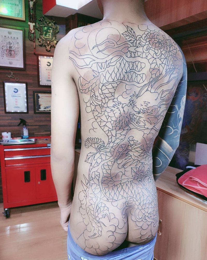 龙线条纹身图片_背部纹身图案