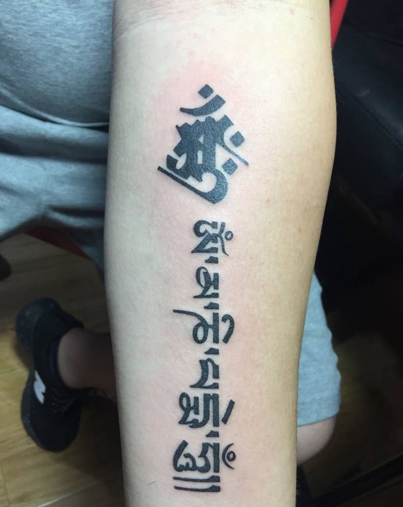 六字真言纹身图片_腿部纹身图案