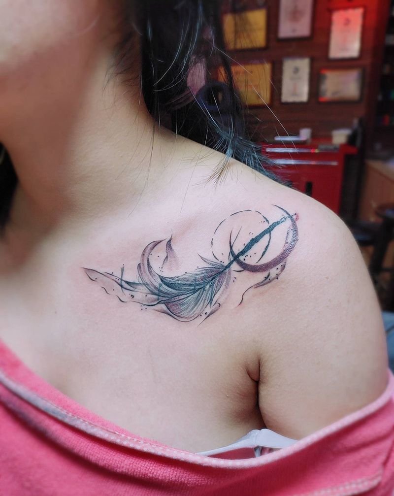 羽毛纹身图片_胸部纹身图案