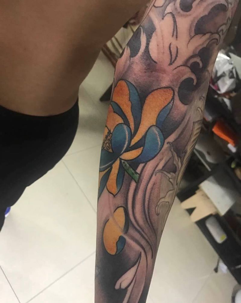 荷花添加内侧纹身图片