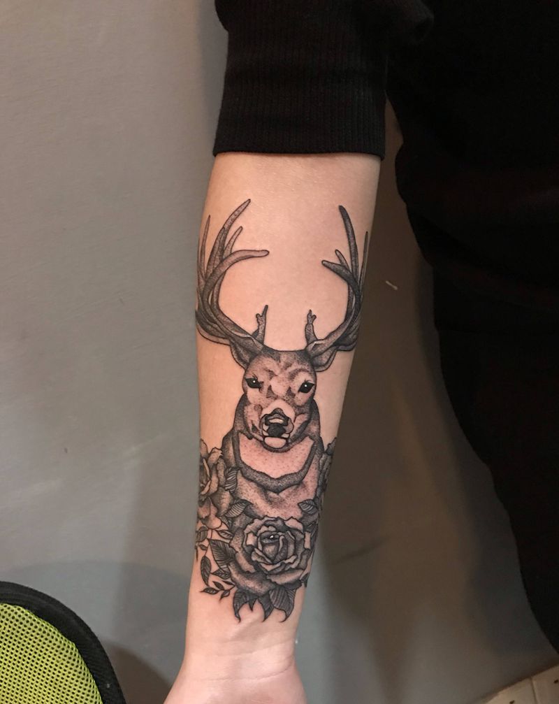 鹿纹身图片_手臂点刺纹身图案