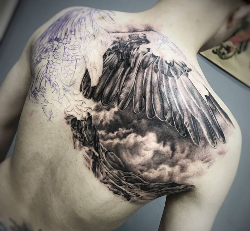 鹰纹身图片_背部欧美写实纹身图案