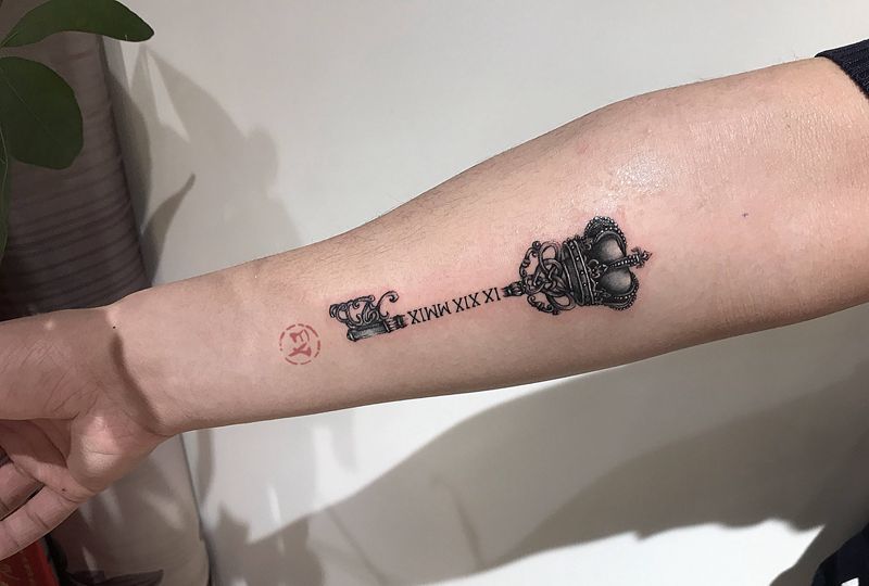 英文皇冠纹身图片_手臂欧美写实纹身图案