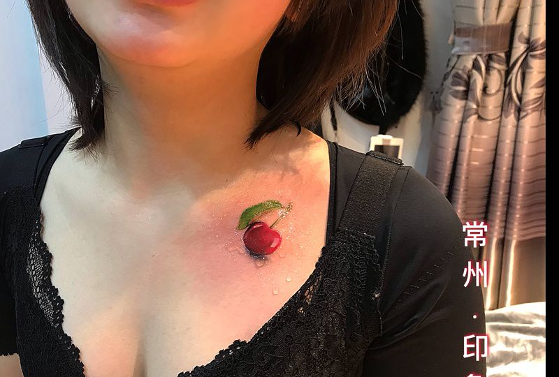 樱桃纹身图片_胸部写实纹身图案