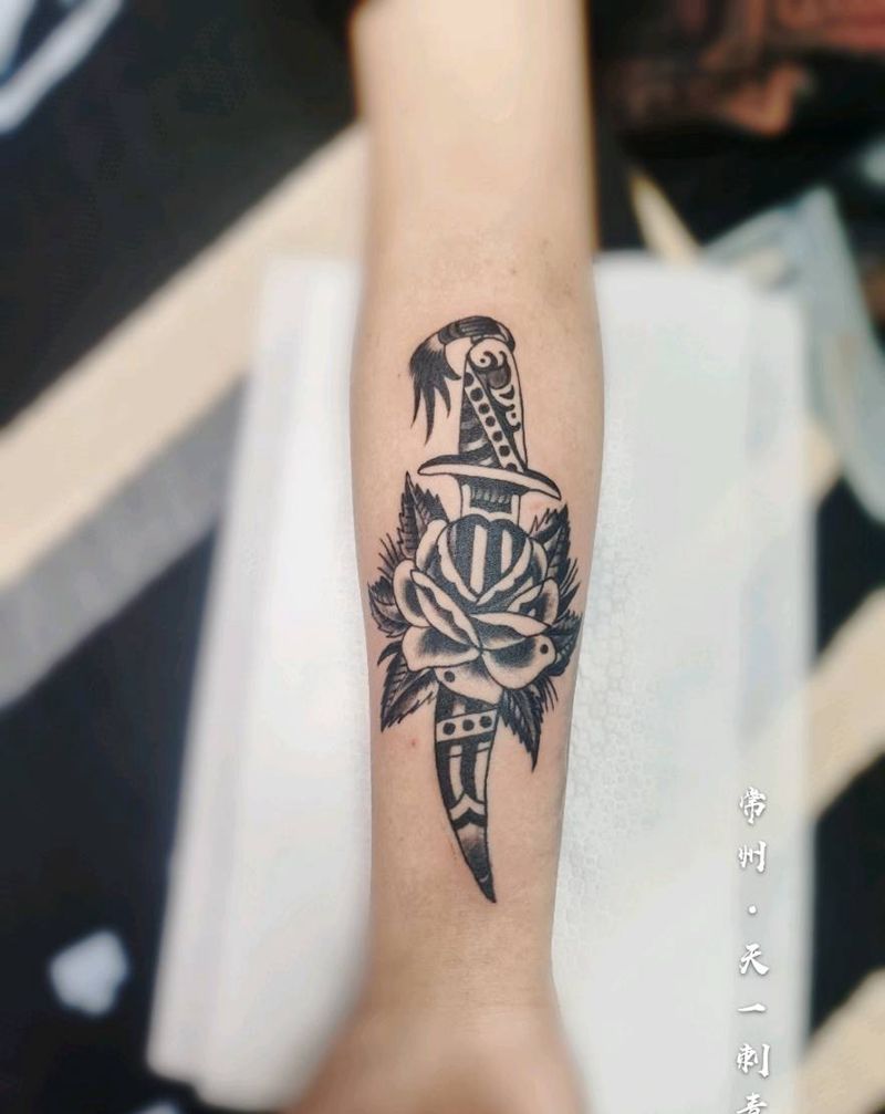 匕首纹身图片_手臂Old School纹身图案