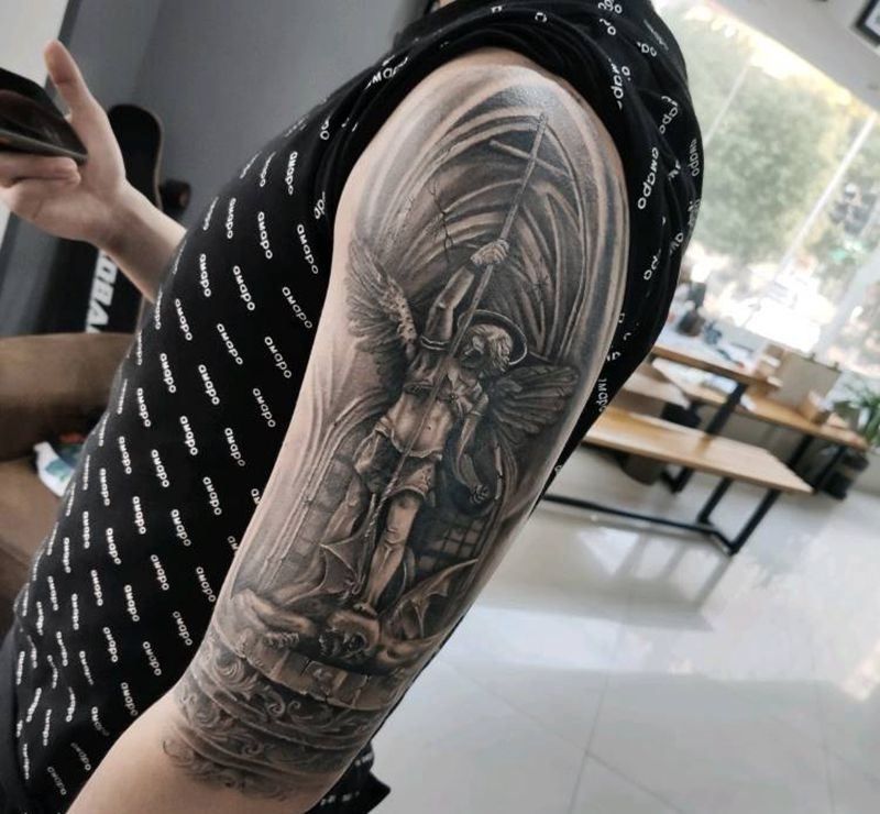 米迦勒降魔纹身图片_手臂欧美写实纹身图案