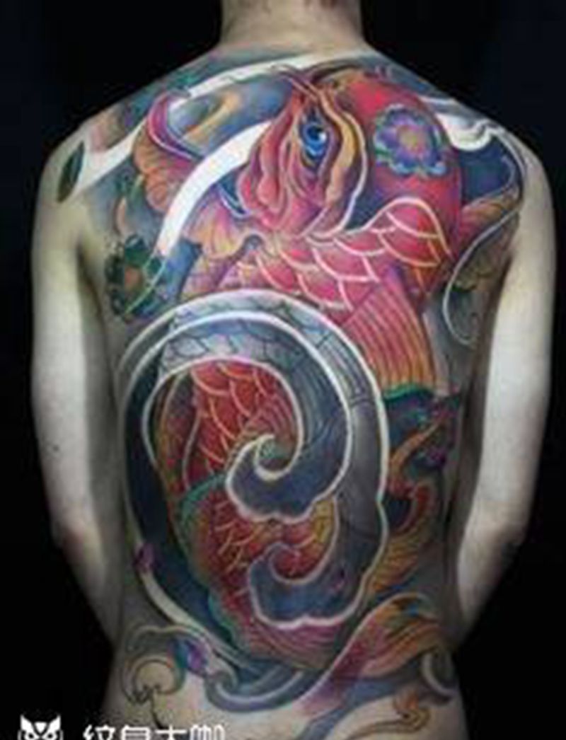 满背鲤鱼纹身图片