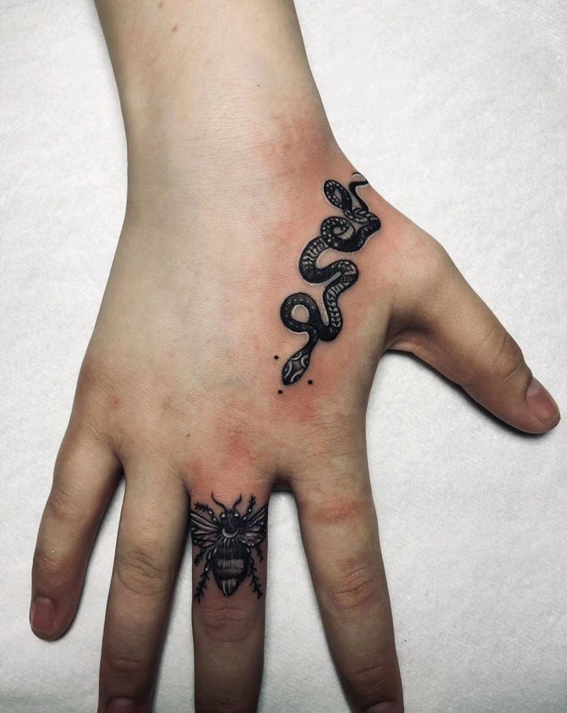 蛇，蜜蜂纹身图片_手部纹身图案