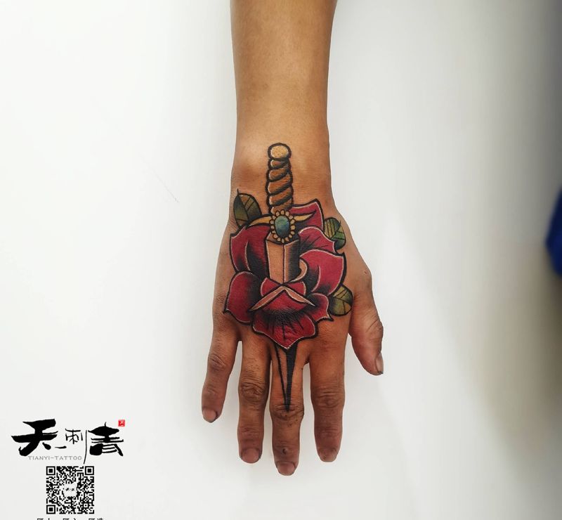 玫瑰匕首纹身图片_手部Old School纹身图案