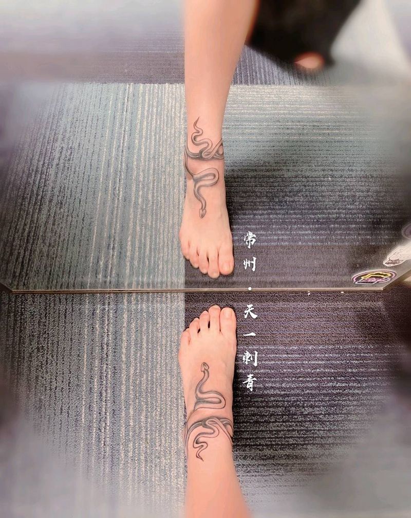 蛇纹身图片_脚部腿部水墨纹身图案