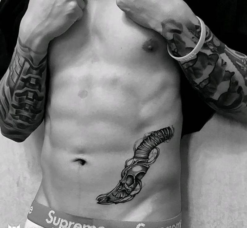 骷髅匕首纹身图片_腰部点刺纹身图案