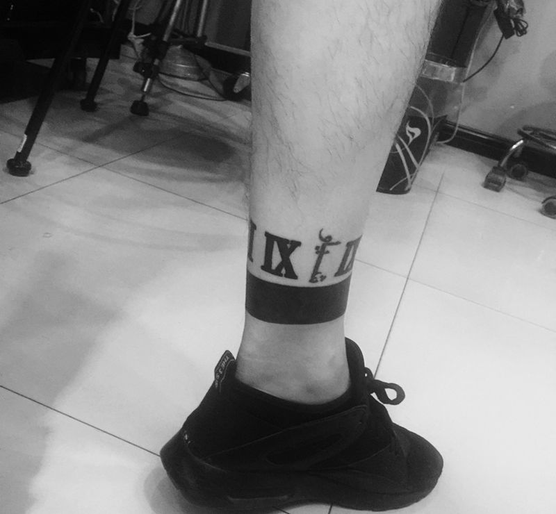 黑色脚环，古罗马数字纹身图片