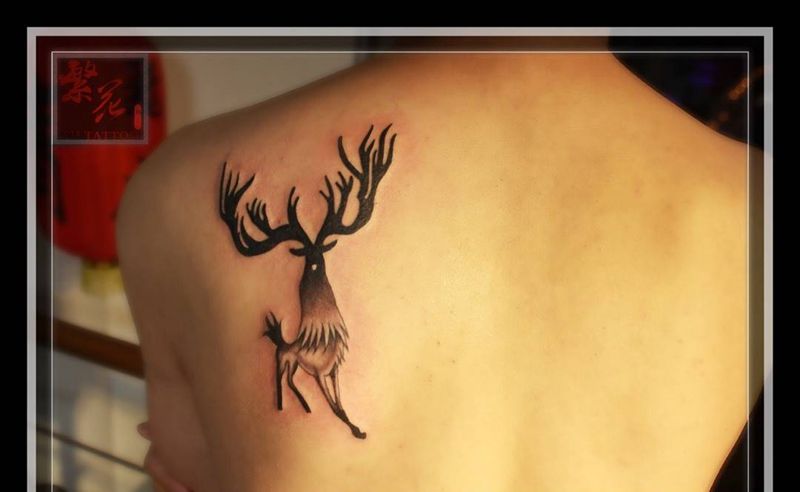 麋鹿纹身图片_成品手稿背部动物欧美纹身图案