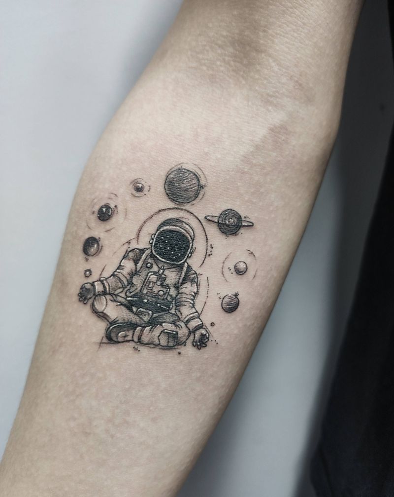 来自宇航员的冥想纹身图片_手臂点刺纹身图案