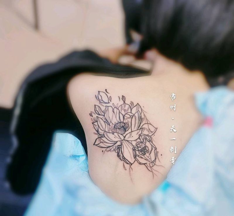 荷花纹身图片_肩部几何素花纹身图案